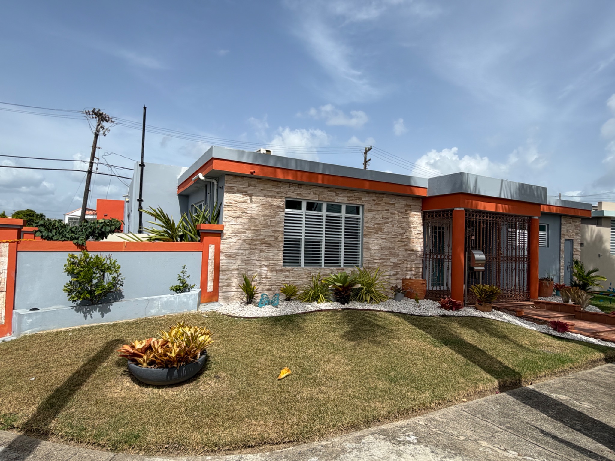 Condado Moderno, Caguas - 1