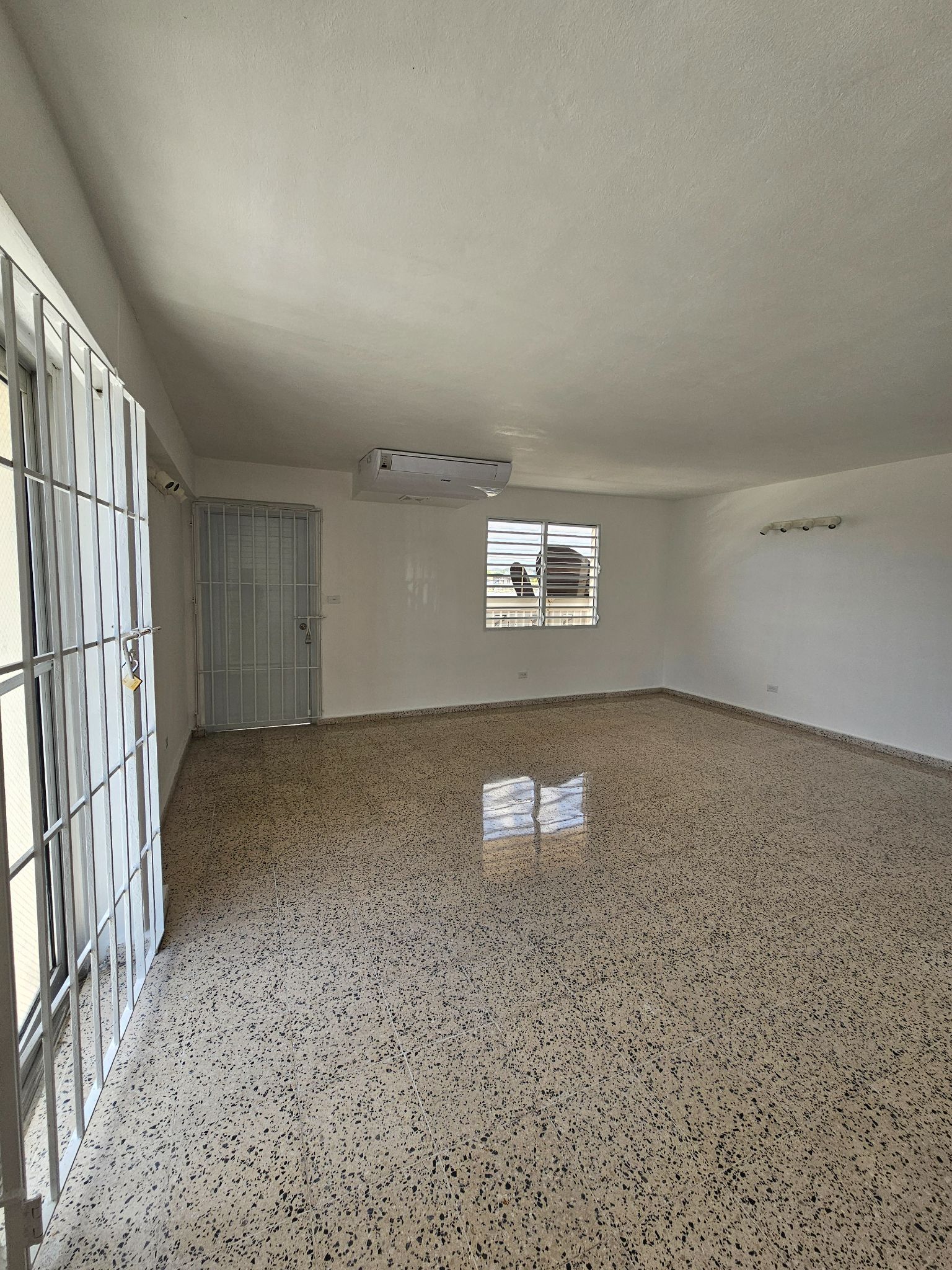10 Av. Aguas Buenas bloque 10 Santa Rosa, Bayamón - 10