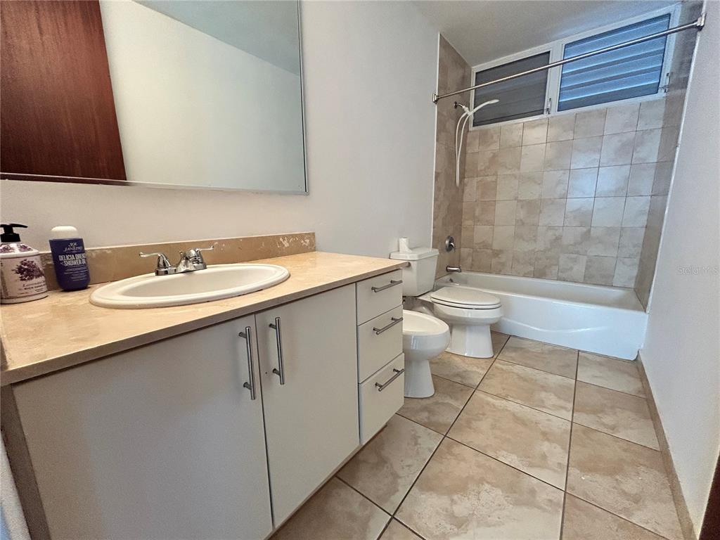 345, Calle Tulipan, Caguas - 17