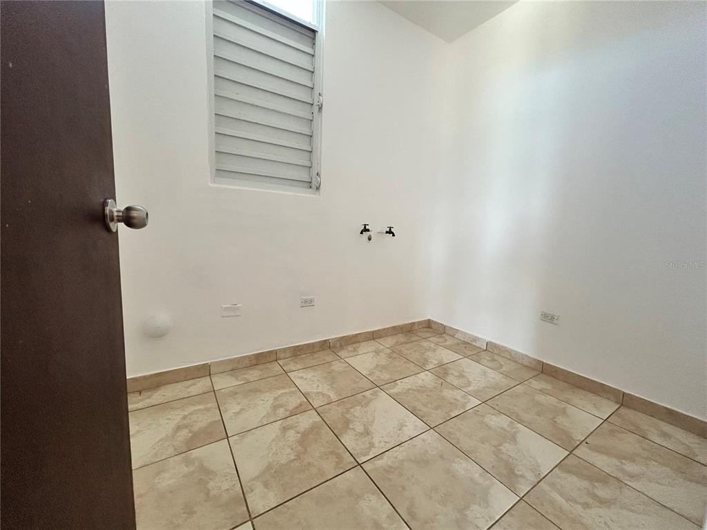 345, Calle Tulipan, Caguas - 24