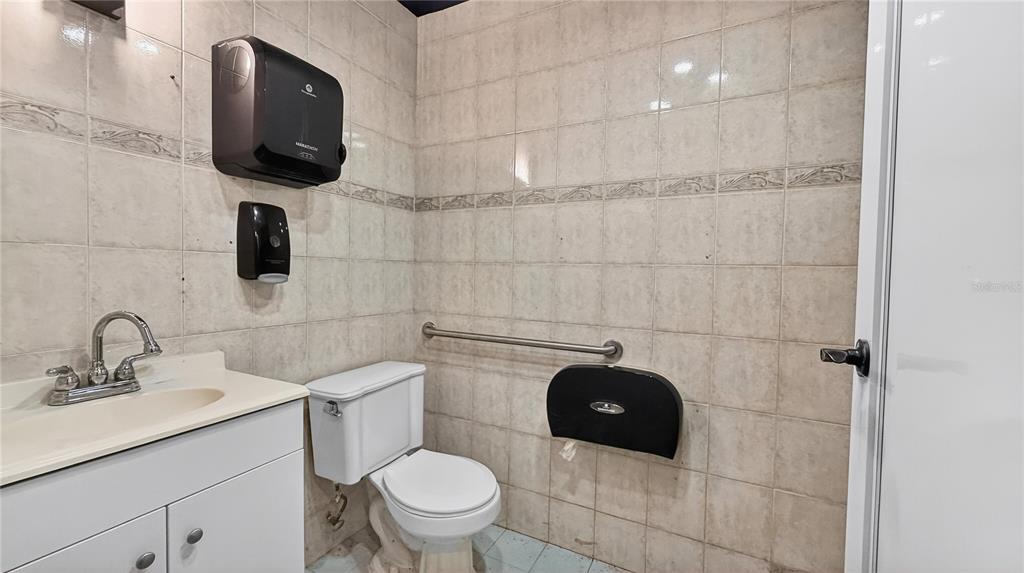 Local 1, Urb. La Rosaleda, Ave. Boulevard Monroig, Toa Baja - 24