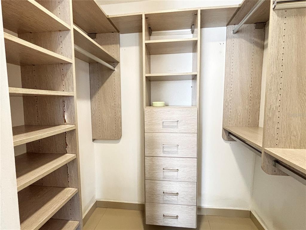 8, 1248, Av. Luis Vigoreaux, Guaynabo - 10