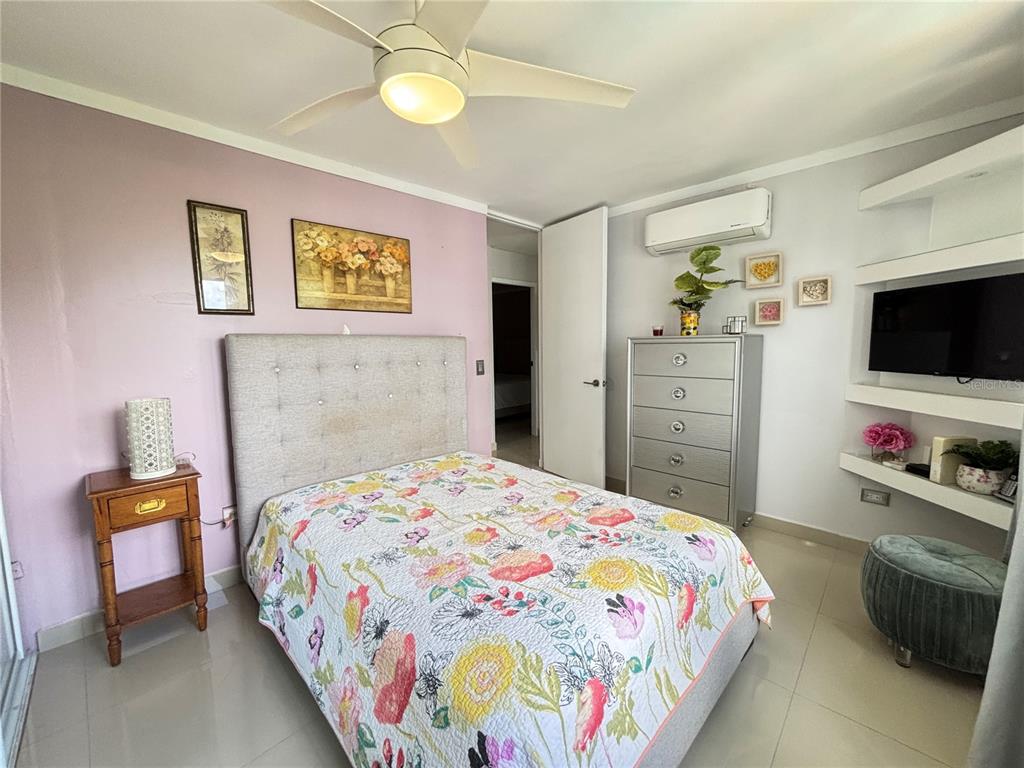 8, 1248, Av. Luis Vigoreaux, Guaynabo - 11