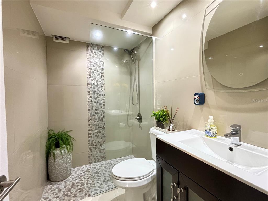 8, 1248, Av. Luis Vigoreaux, Guaynabo - 12
