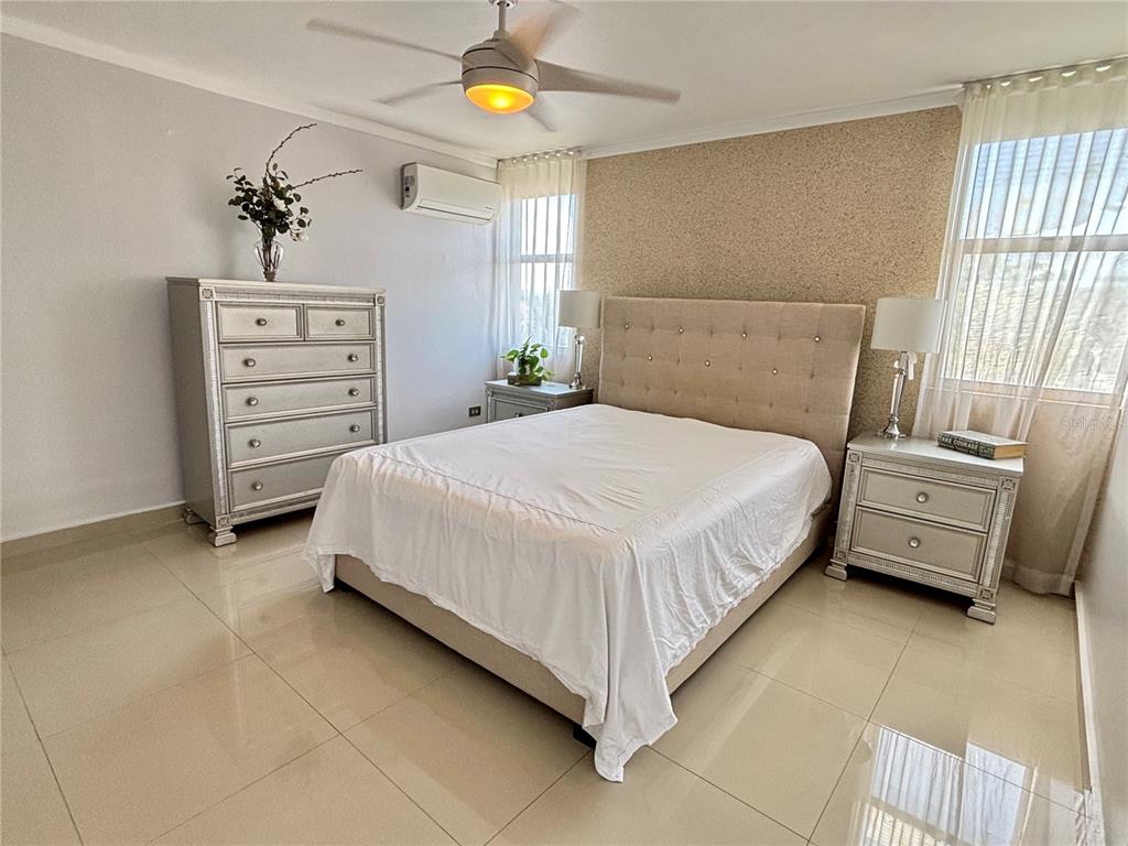 8, 1248, Av. Luis Vigoreaux, Guaynabo - 8