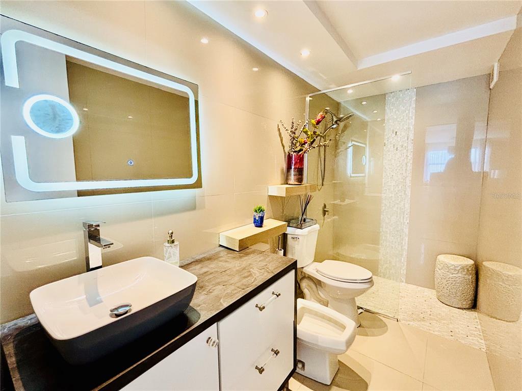 8, 1248, Av. Luis Vigoreaux, Guaynabo - 9