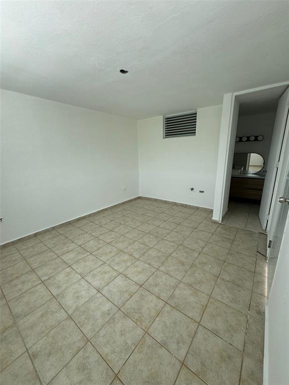 210, 29, Calle Basilio Catala, Guaynabo - 17