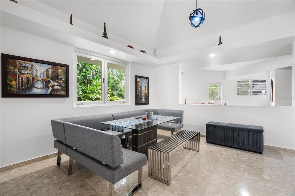 19, Calle "e", Guaynabo - 10