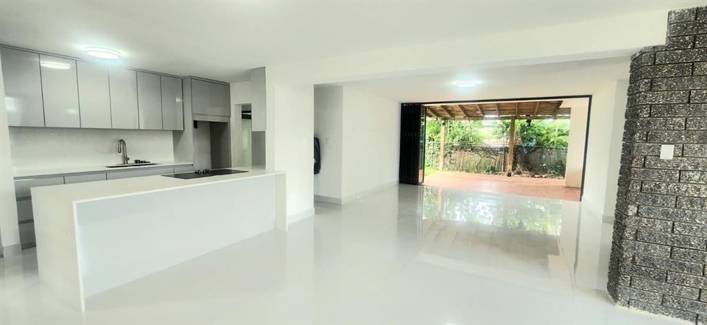 Urb Parkville, Ave. Lopategui, Guaynabo - 2