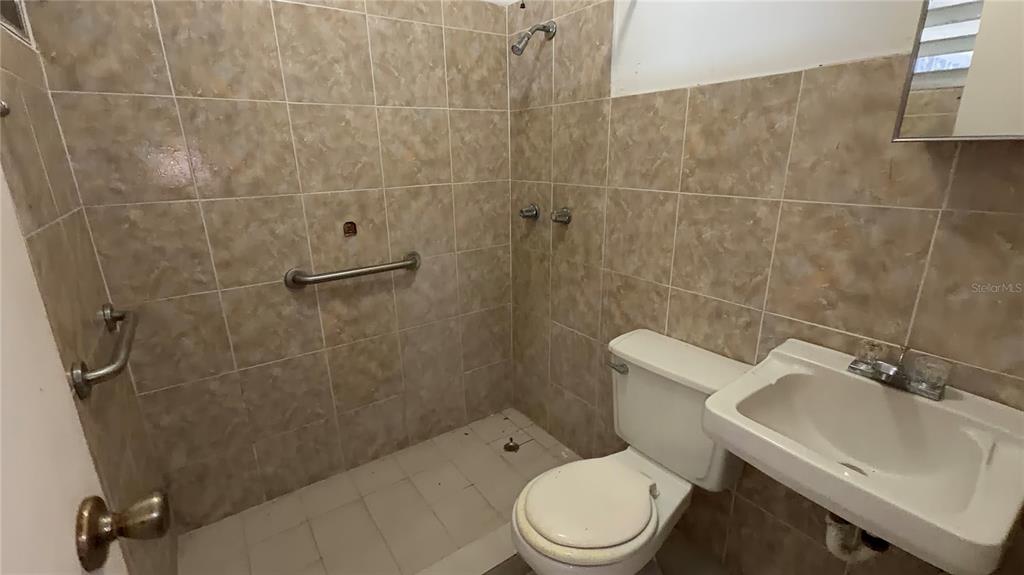 926, Calle Becasina E-32, Urb Country Club, San Juan - 29