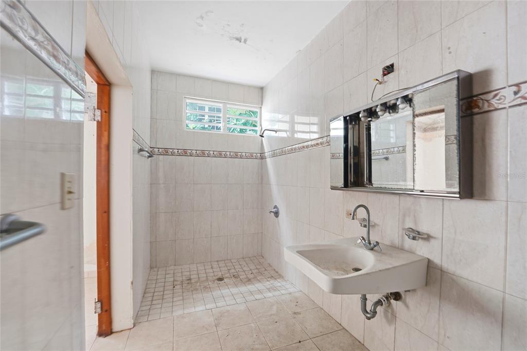 2, Calle J, Guaynabo - 17