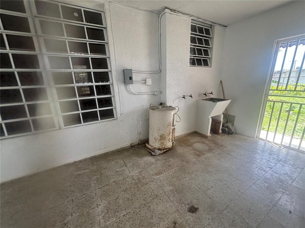 Calle 18, Bloque 23, Bayamon - 21
