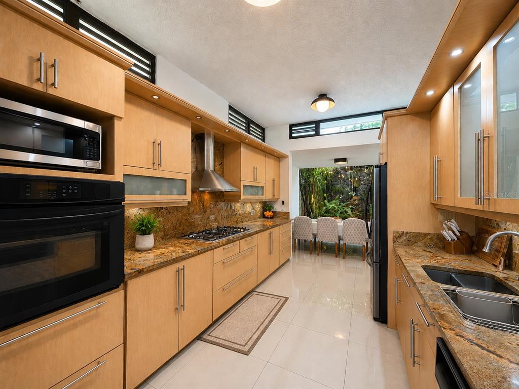B7, Calle Industria, Caguas - 18