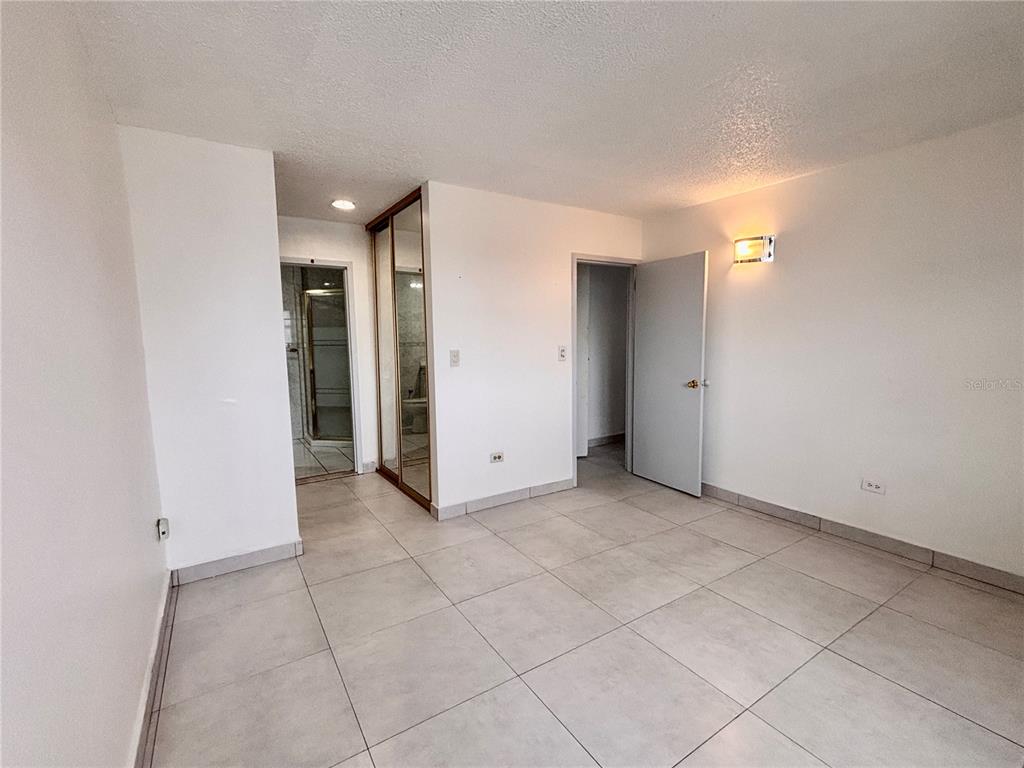 18, 1019, Av Luis Vigoreaux, Guaynabo - 5