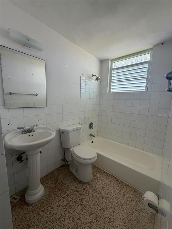 Casa D9, Calle Monarca Urb Paseos Reales, Arecibo - 12