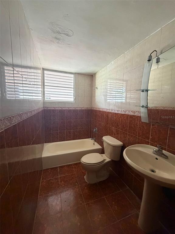 Casa D9, Calle Monarca Urb Paseos Reales, Arecibo - 13